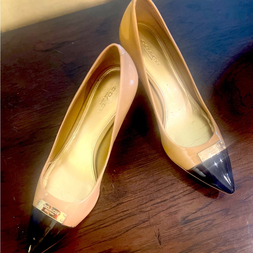 • 2 1/4 inch heel
• Patent
• Pointed toe
• Gold Signature metal on vamp